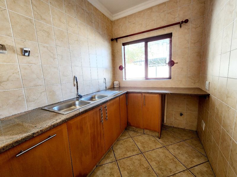 Stunning 4 x bedroom family home to RENT in Pebble Rock Golf Estate - Photo 9