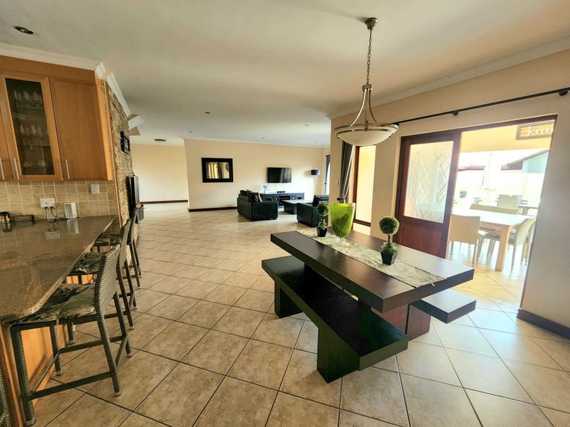 Stunning 4 x bedroom family home to RENT in Pebble Rock Golf Estate - Photo 6
