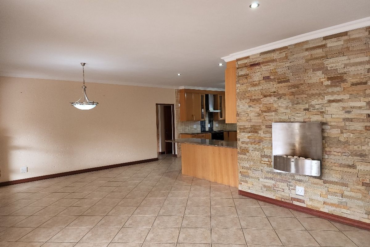 Stunning 4 x bedroom family home to RENT in Pebble Rock Golf Estate - Photo 5