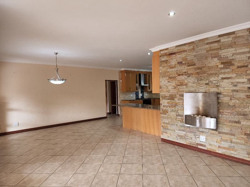 Stunning 4 x bedroom family home to RENT in Pebble Rock Golf Estate - Photo 5