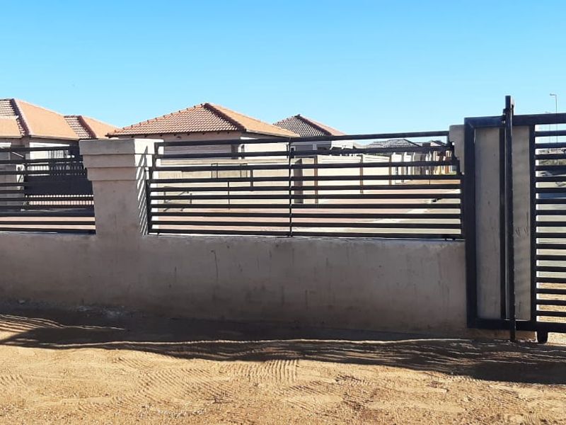 3 Bedroom House - Photo 2
