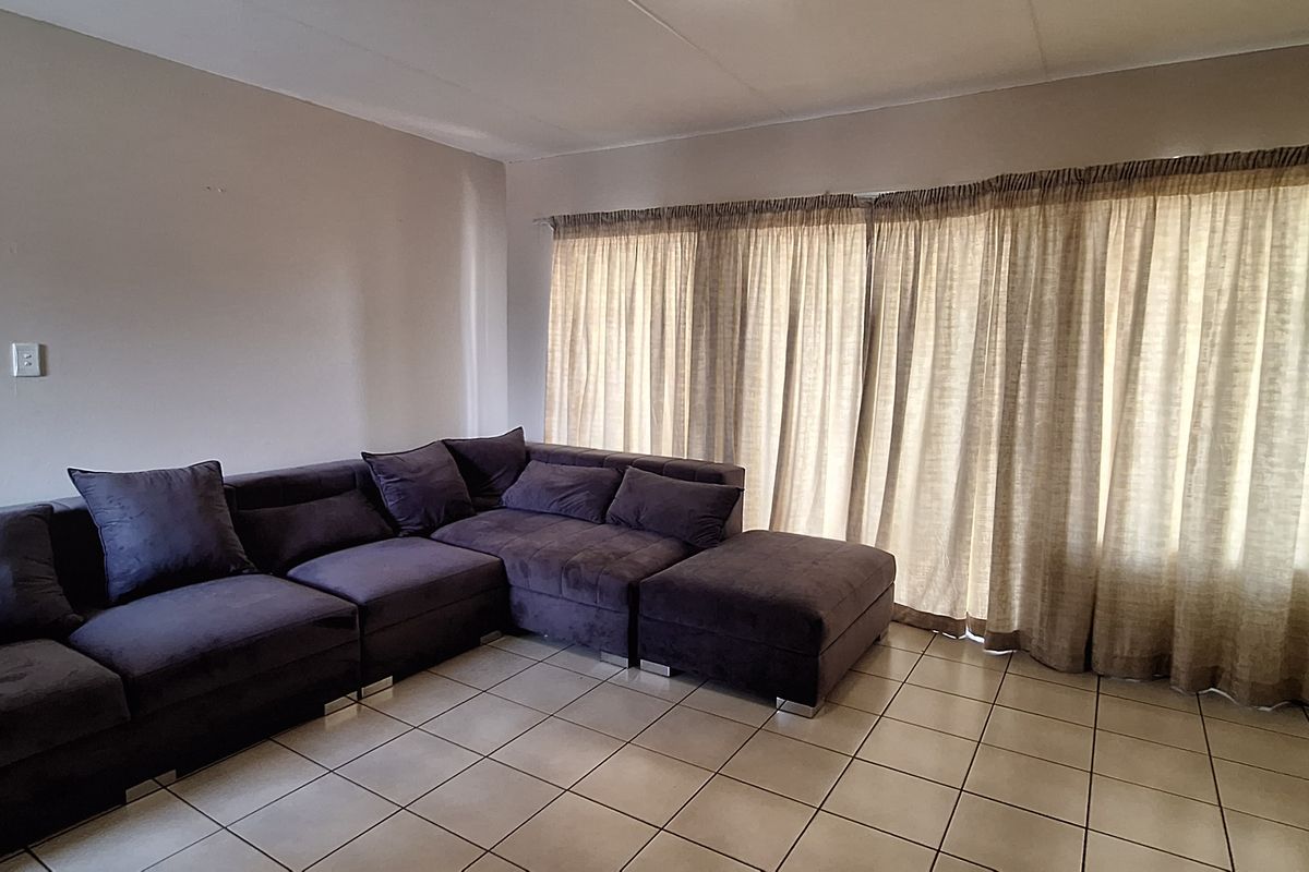 "Spacious 2-bed apartment in Noordwyk, Midrand, featuring modern amenities and close proximity - Photo 4