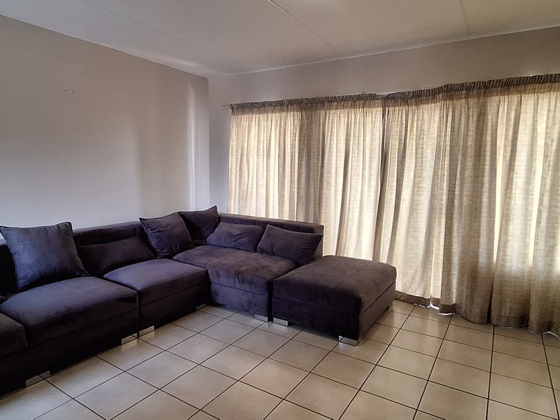 "Spacious 2-bed apartment in Noordwyk, Midrand, featuring modern amenities and close proximity - Photo 4