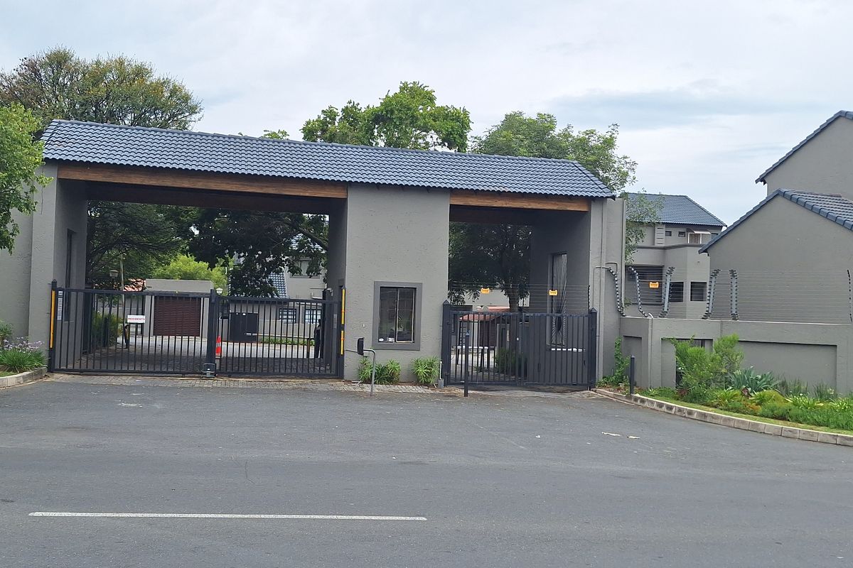 "Spacious 2-bed apartment in Noordwyk, Midrand, featuring modern amenities and close proximity - Photo 2