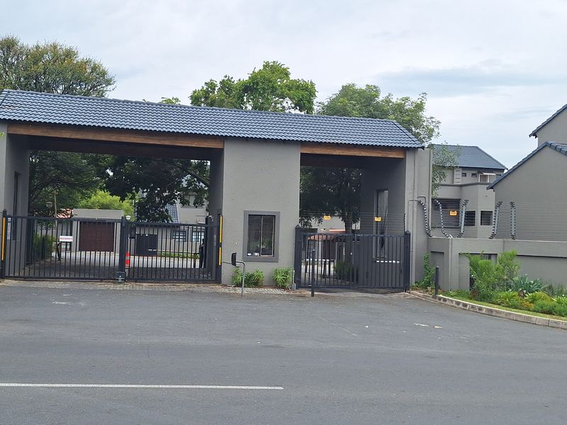 "Spacious 2-bed apartment in Noordwyk, Midrand, featuring modern amenities and close proximity - Photo 2