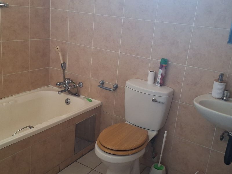 "Spacious 2-bed apartment in Noordwyk, Midrand, featuring modern amenities and close proximity - Photo 10