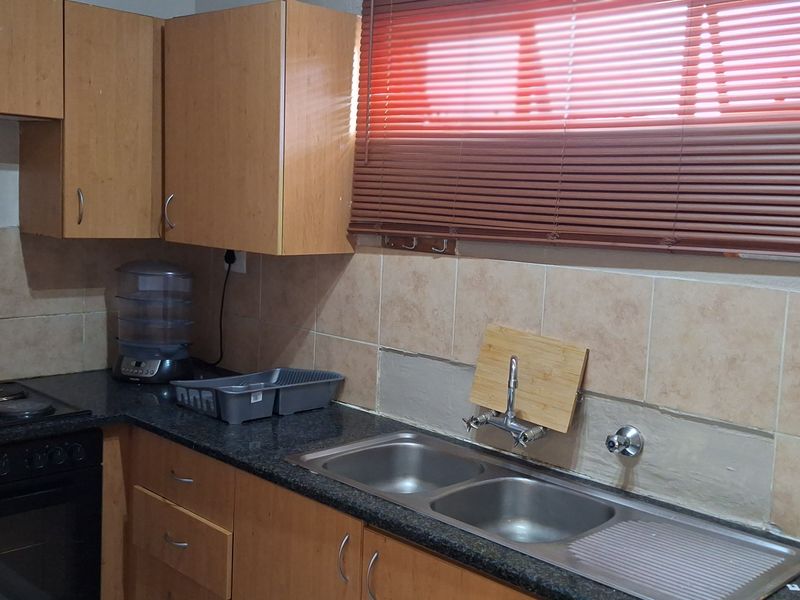 "Spacious 2-bed apartment in Noordwyk, Midrand, featuring modern amenities and close proximity - Photo 9