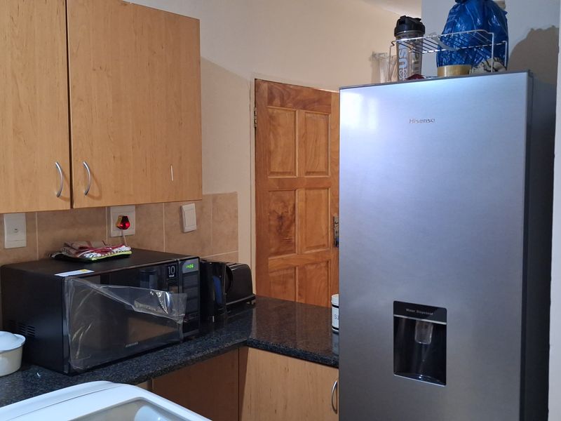 "Spacious 2-bed apartment in Noordwyk, Midrand, featuring modern amenities and close proximity - Photo 7