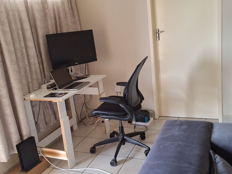 "Spacious 2-bed apartment in Noordwyk, Midrand, featuring modern amenities and close proximity - Photo 5