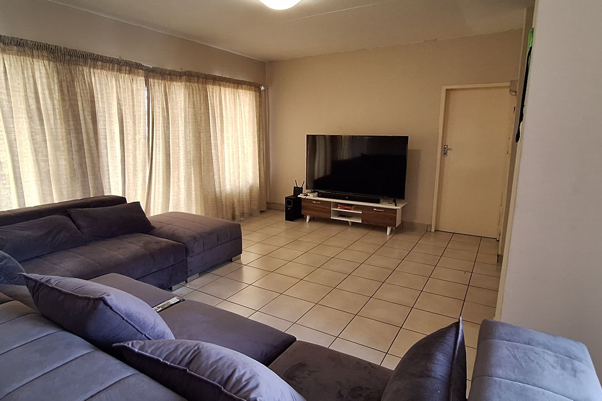 "Spacious 2-bed apartment in Noordwyk, Midrand, featuring modern amenities and close proximity - Photo 3