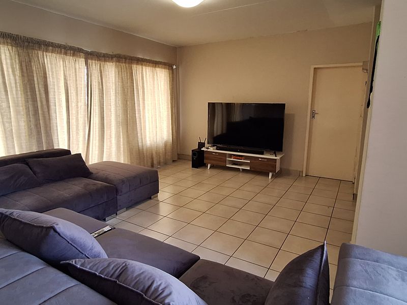 "Spacious 2-bed apartment in Noordwyk, Midrand, featuring modern amenities and close proximity - Photo 3