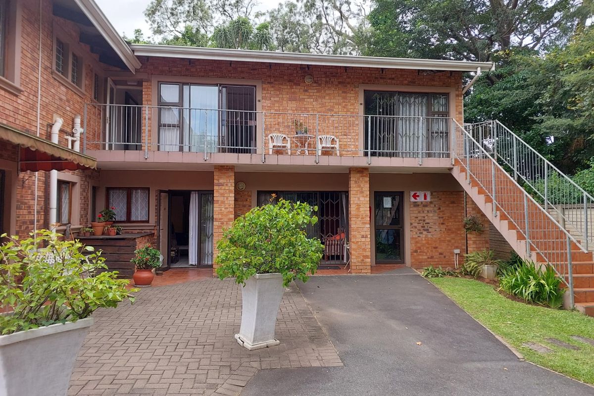 Retirement home in serene setting - Photo 3