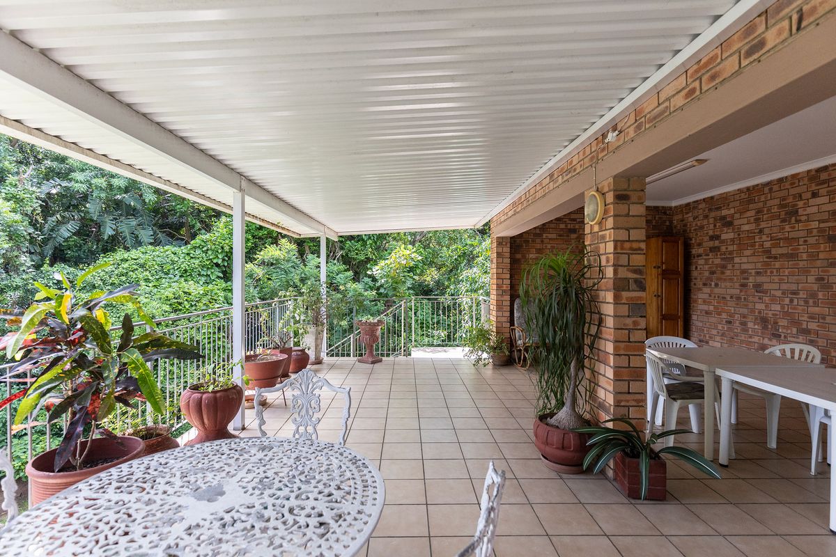 Retirement home in serene setting - Photo 4