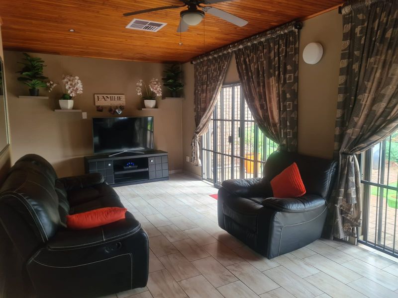 Exceptional Dual-Residence Property for Sale in popular area of Safari Tuine - Photo 6