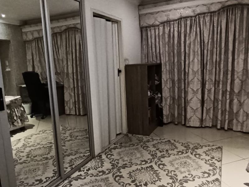 Townhouse For Sale In Chatsworth - Photo 5