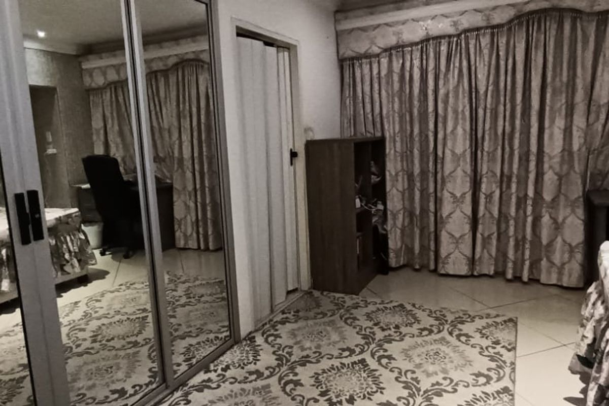 Townhouse For Sale In Chatsworth - Photo 5