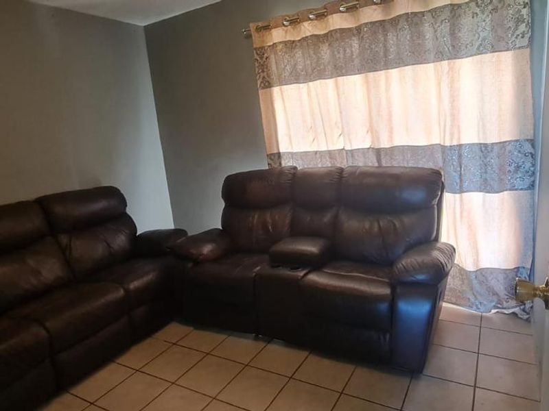 Spacious 2 Bedroom Flat for Sale - Photo 10