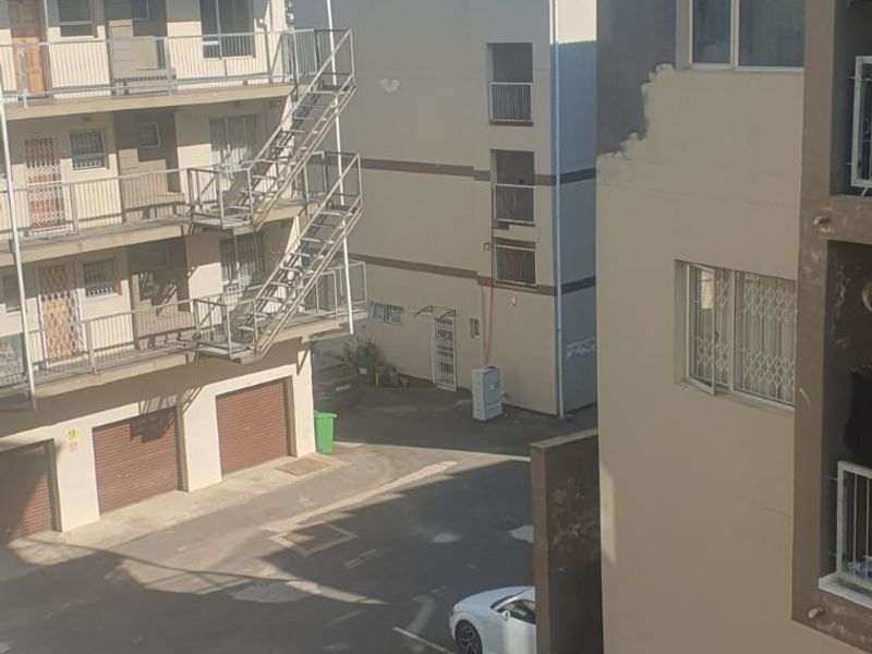 Spacious 2 Bedroom Flat for Sale - Photo 8