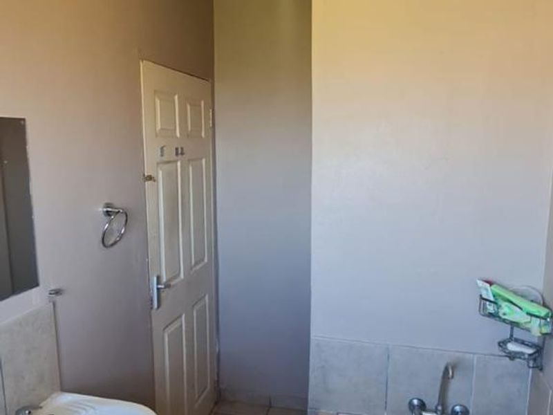 Spacious 2 Bedroom Flat for Sale - Photo 6