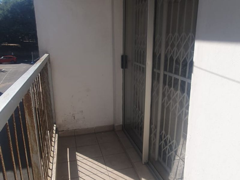 Spacious 2 Bedroom Flat for Sale - Photo 4