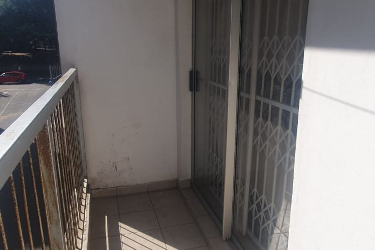 Spacious 2 Bedroom Flat for Sale - Photo 4