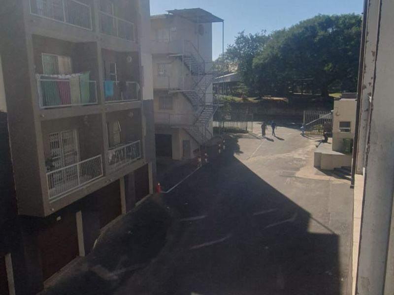 Spacious 2 Bedroom Flat for Sale - Photo 3