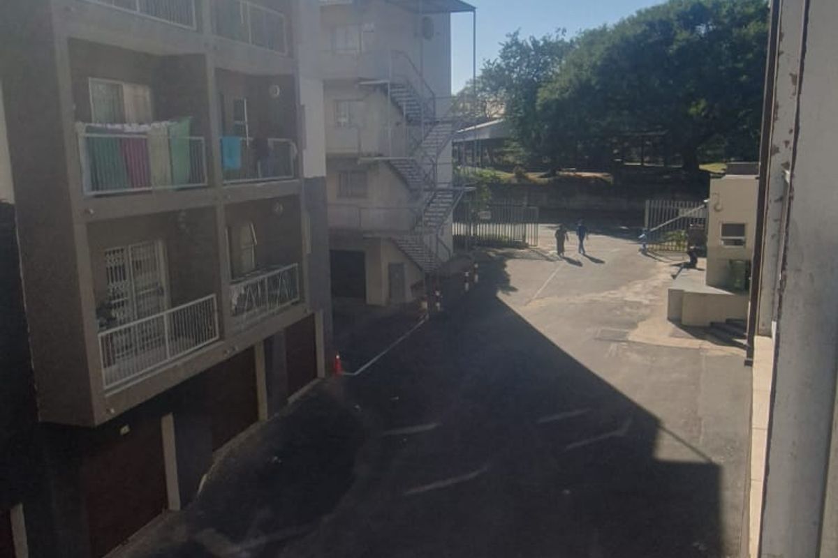 Spacious 2 Bedroom Flat for Sale - Photo 3