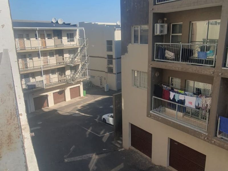 Spacious 2 Bedroom Flat for Sale - Photo 5