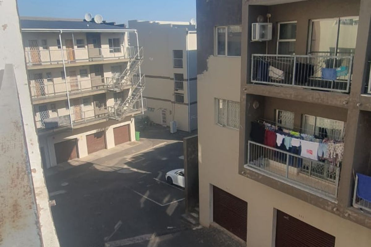 Spacious 2 Bedroom Flat for Sale - Photo 5