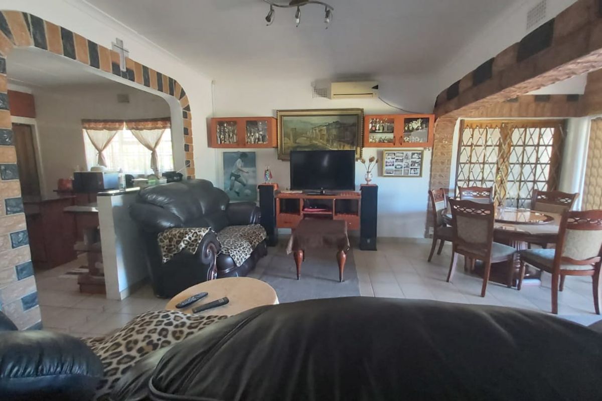 Family Home With 3 Income Producing Units - Photo 4