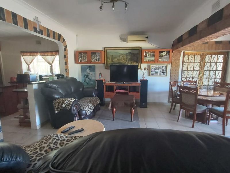Family Home With 3 Income Producing Units - Photo 4