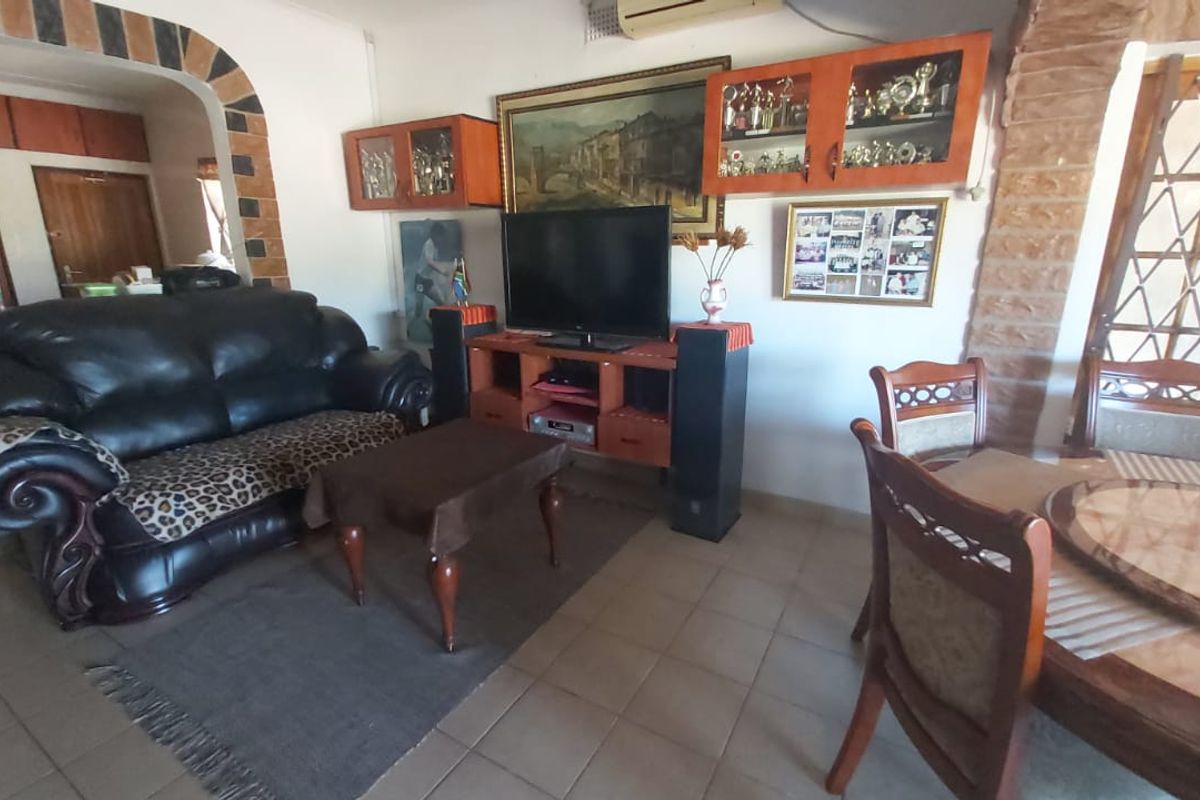 Family Home With 3 Income Producing Units - Photo 5