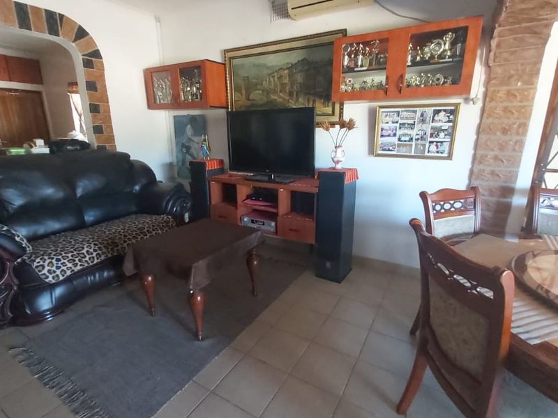 Family Home With 3 Income Producing Units - Photo 5
