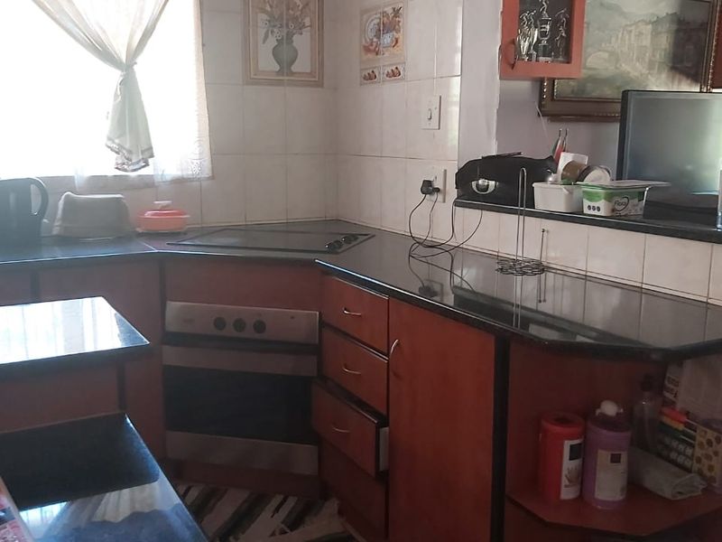 Family Home With 3 Income Producing Units - Photo 10