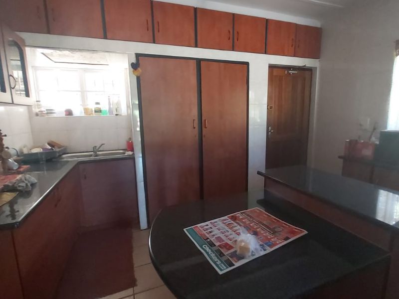 Family Home With 3 Income Producing Units - Photo 8