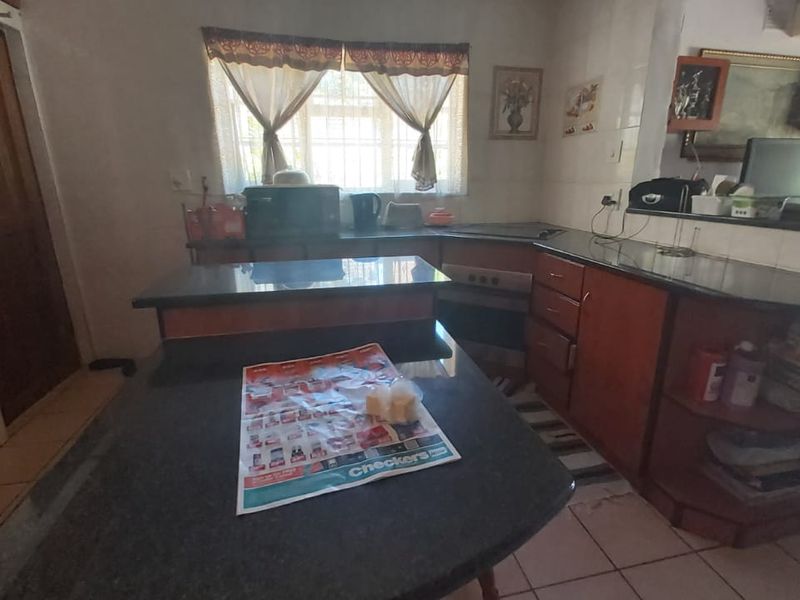 Family Home With 3 Income Producing Units - Photo 9
