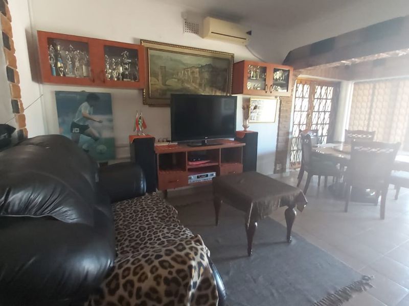Family Home With 3 Income Producing Units - Photo 6