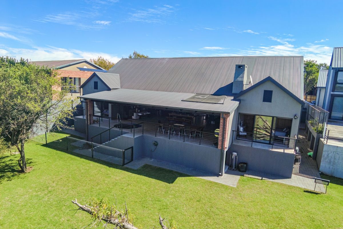 Well designed waterfront family home for sale - Photo 3