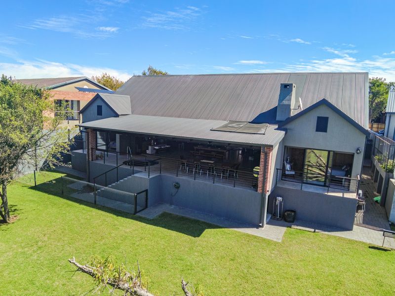 Well designed waterfront family home for sale - Photo 3