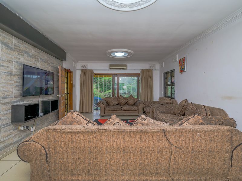 Stunning Stanger: Your Dream Property Awaits - Photo 5