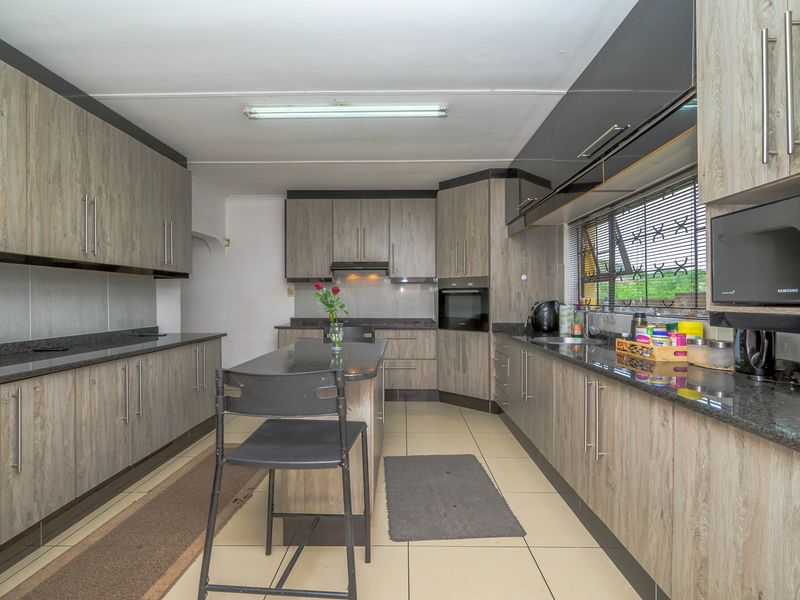 Stunning Stanger: Your Dream Property Awaits - Photo 9