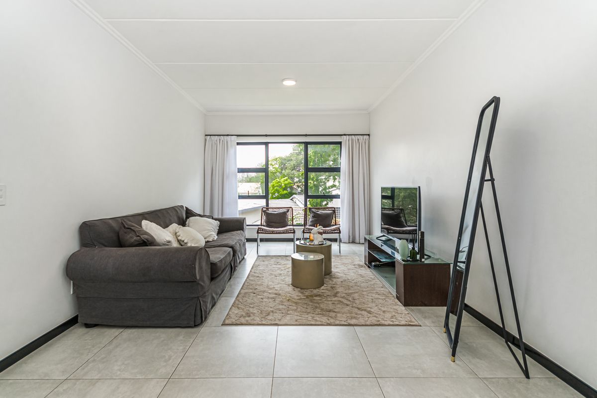 Modern Spacious 2 Bedroom 2 Bathroom Apartment - Photo 3