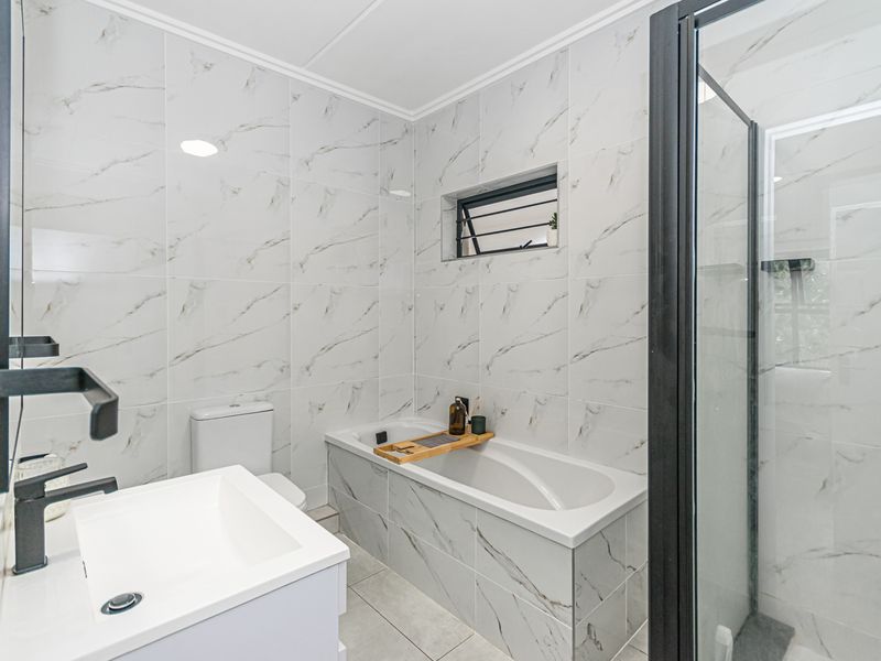 Modern Spacious 2 Bedroom 2 Bathroom Apartment - Photo 10