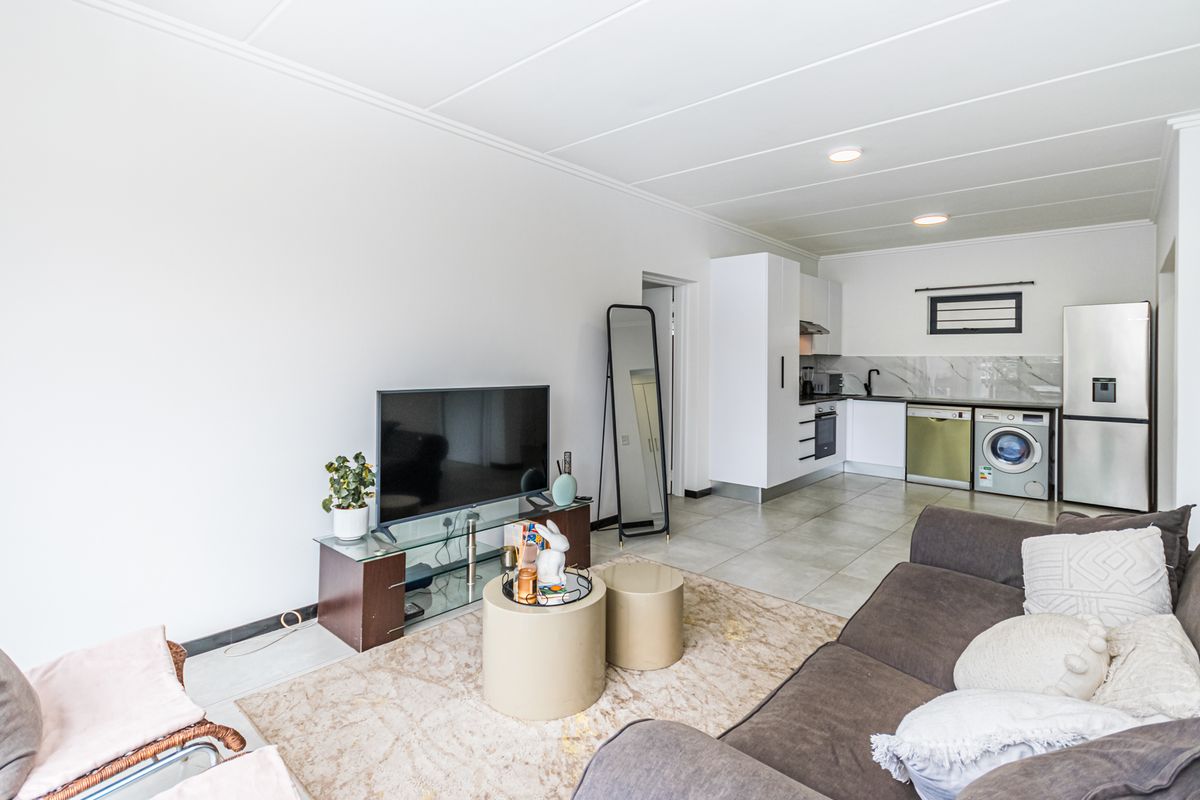 Modern Spacious 2 Bedroom 2 Bathroom Apartment - Photo 2