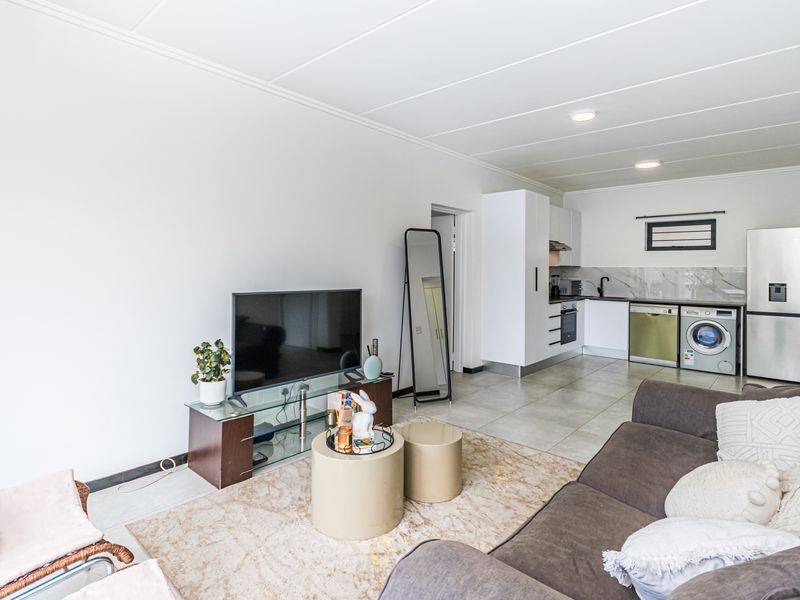 Modern Spacious 2 Bedroom 2 Bathroom Apartment - Photo 2