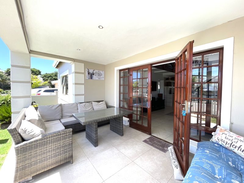 Inviting Home in Luxury and Style... - Photo 2