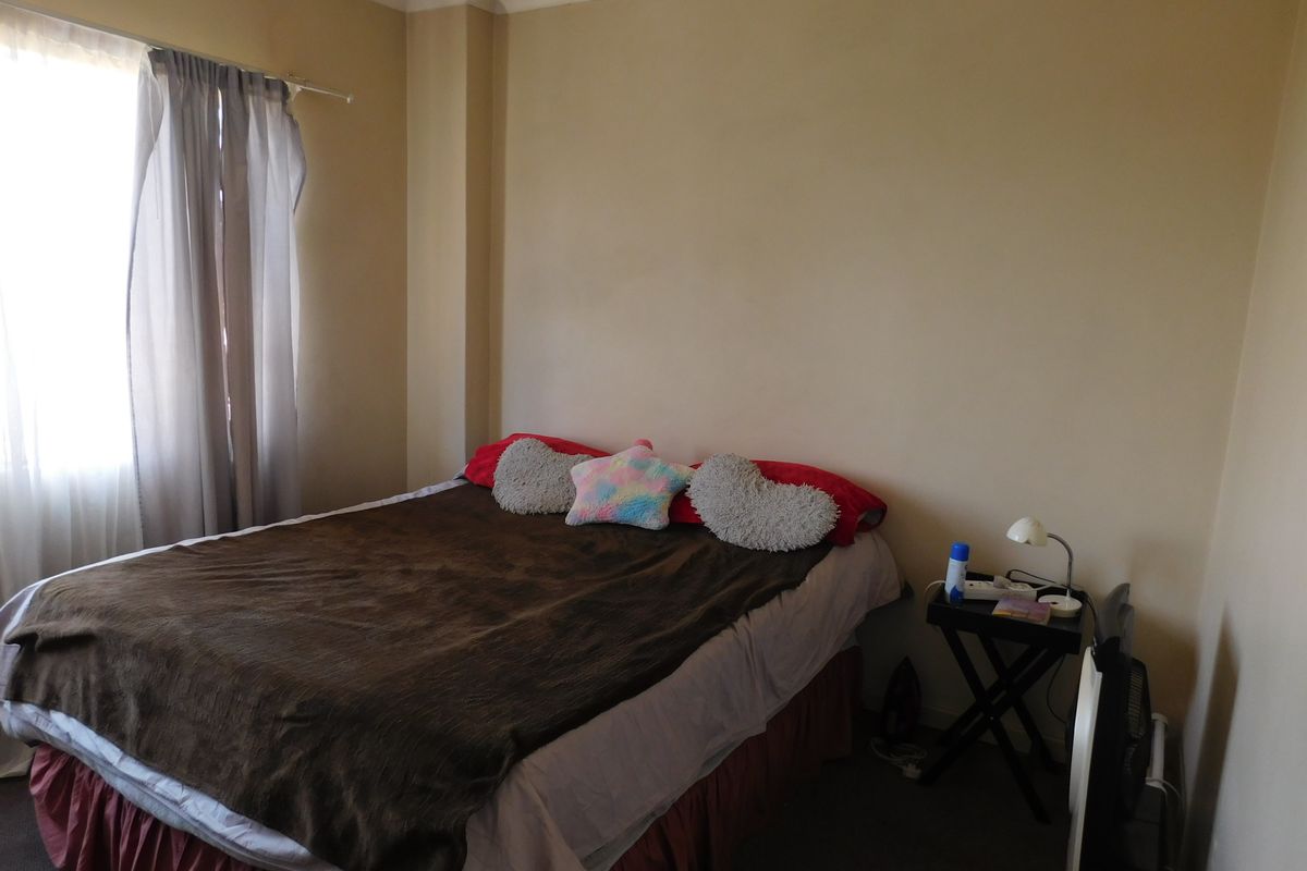 Bright Two‐Bedroom Unit with Balcony and Convenience - Photo 5