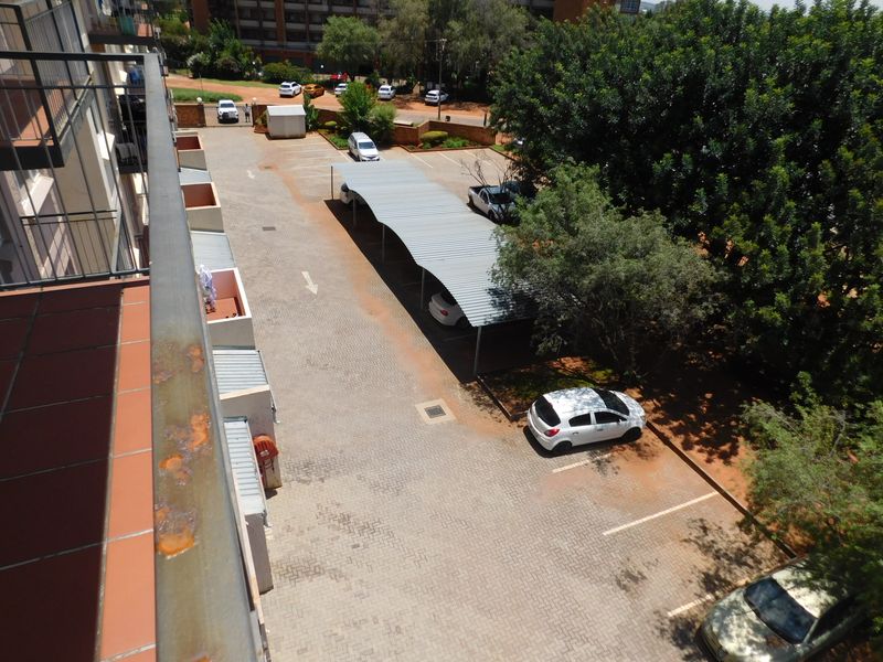 Bright Two‐Bedroom Unit with Balcony and Convenience - Photo 9