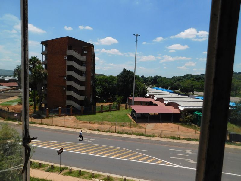 Bright Two‐Bedroom Unit with Balcony and Convenience - Photo 8