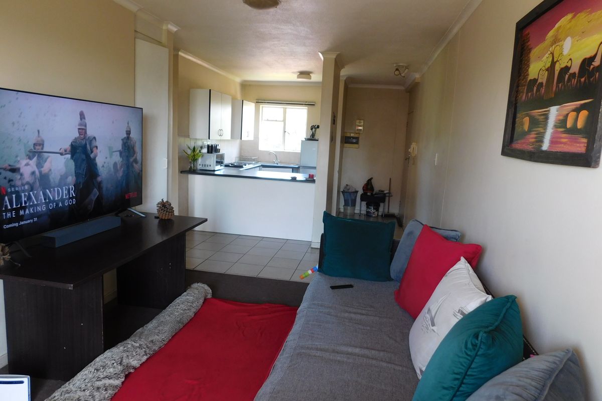 Bright Two‐Bedroom Unit with Balcony and Convenience - Photo 2